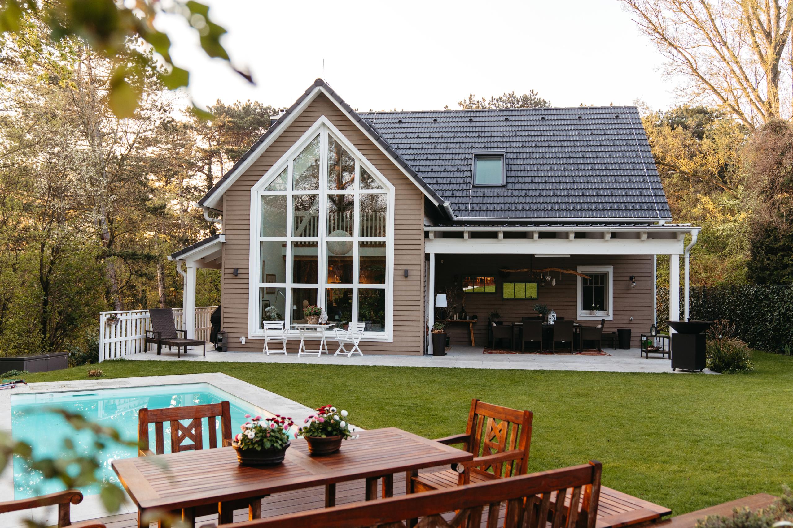 Banner strony przedstawiający dom z podwórkiem