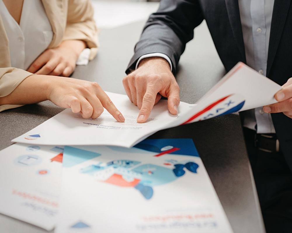 Agent przeglądający dokumenty z klientem