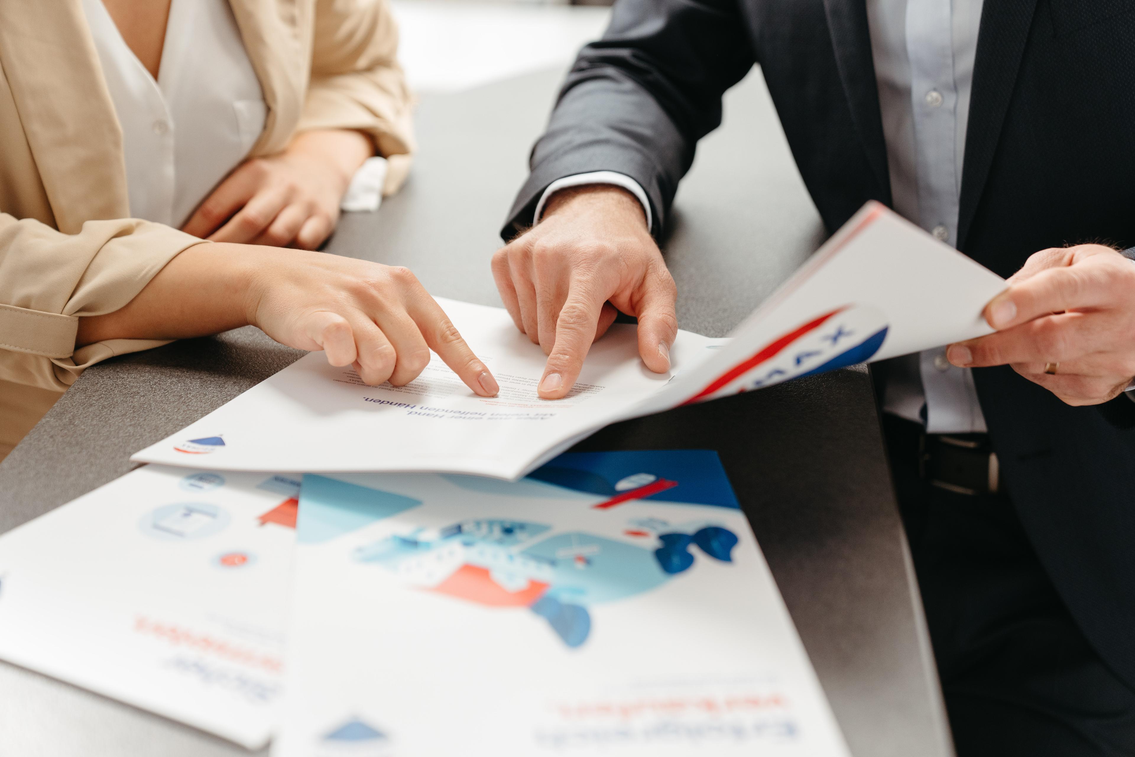 Banner stony przedstawiający agenta przedjstawiającego dokumenty klientowi